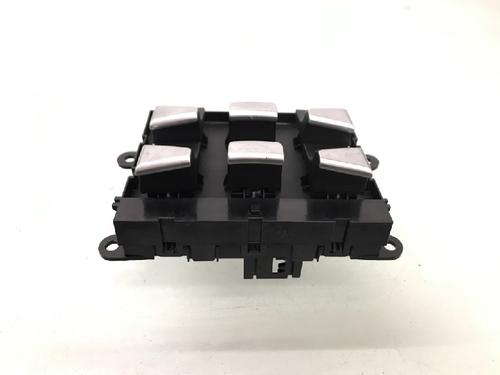 Switch CITROËN DS5 2.0 HDi 200 Hybrid4 All-wheel Drive | BP12478415I30 