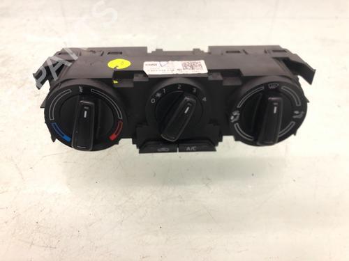 Used Climate control SKODA FABIA III Estate (NJ5) 1.4 TDI (90 hp) 15630098