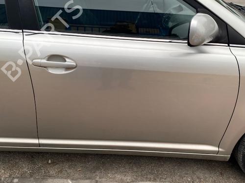Puerta delantera derecha TOYOTA AVENSIS (_T25_) 2.2 D-4D (ADT251_, ADT251R) (150 hp) 30928744