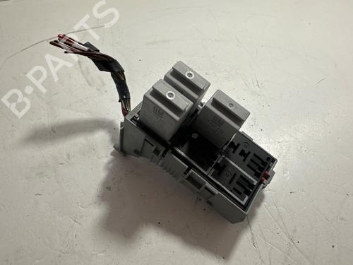 Used Fuse box OPEL MERIVA A MPV (X03) 1.7 DTI (E75) (75 hp) 31818003