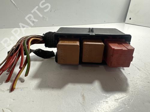 Used Fuse box OPEL MERIVA A MPV (X03) 1.7 DTI (E75) (75 hp) 31818413