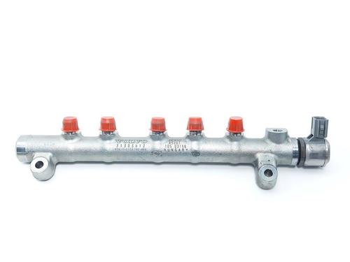 Rampa inyectora VOLVO V40 Hatchback (525) D2 (120 hp) 28492955