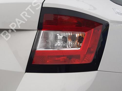 Feu arrière droit Feu arrière droit SKODA FABIA III Estate (NJ5) 1.0 TSI (95 hp) 39888628 39888628