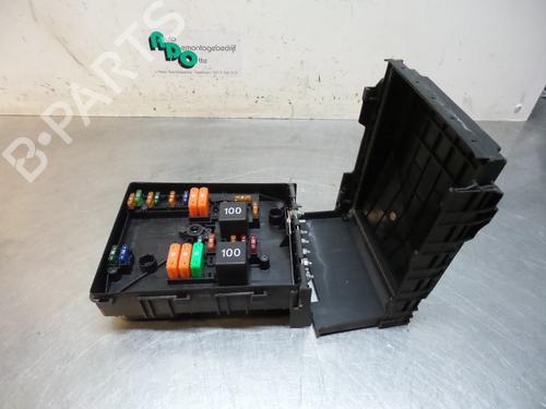 Used Fuse box Fuse box 19600667 19600667