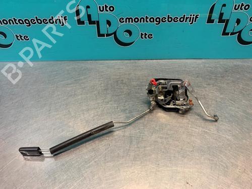 Cerradura puerta delantera derecha TOYOTA STARLET (_P8_) 1.3 12V Cat (EP81) (75 hp) 32701917