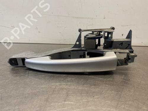 Używane Klamka zewnętrzna drzwi przednich lewych PEUGEOT 208 I (CA_, CC_) 1.4 VTi (95 hp) 31040329