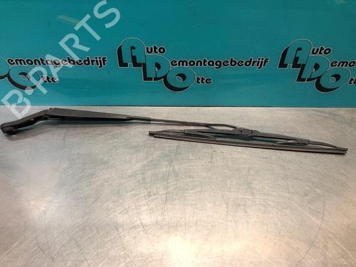 Used Front windshield wiper arm NISSAN MICRA III (K12) 1.0 16V (K12) (65 hp) 20719725