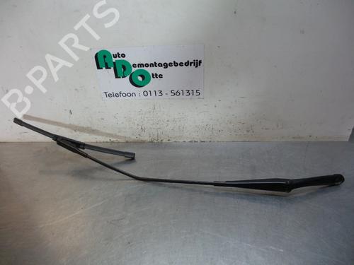 Used Front windshield wiper arm FIAT GRANDE PUNTO (199_) 1.4 16V (199BXG1B, 199AXG1B) (95 hp) 19596387