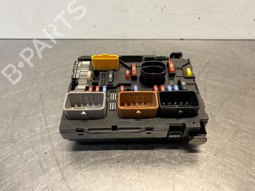 Used Fuse box PEUGEOT 307 CC (3B) 2.0 16V (136 hp) 30830538