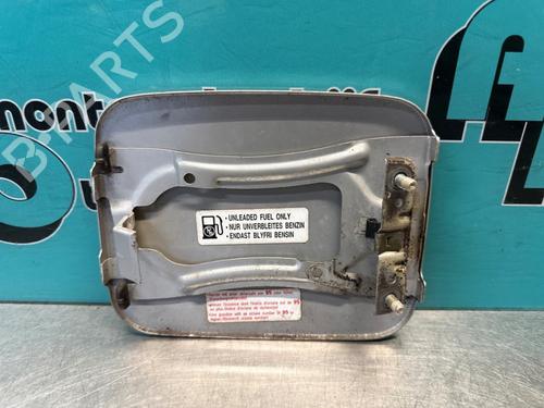 Fuel flap SUZUKI IGNIS I (FH) 1.3 (HV51, HX51, RG413) | BP28299528C131 