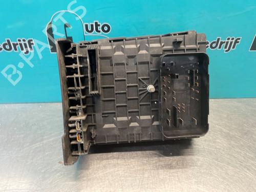 Used Fuse box VW GOLF V (1K1) 1.4 TSI (122 hp) 28299102