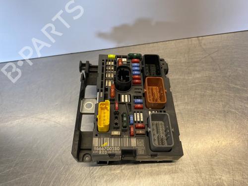 Used Fuse box Fuse box PEUGEOT EXPERT Van (VF3A_, VF3U_, VF3X_) 1.6 HDi 90 16V (90 hp) 40516959 40516959