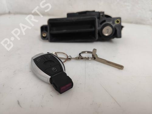 Używane Klamka klapy tylnej / bagażnika MERCEDES-BENZ C-CLASS (W203) C 220 CDI (203.006) (136 hp) 29982991