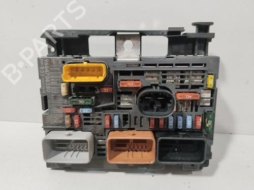 Boîte à Fusibles CITROËN C4 I (LC_) 1.6 VTi 120 (120 hp) 30832890