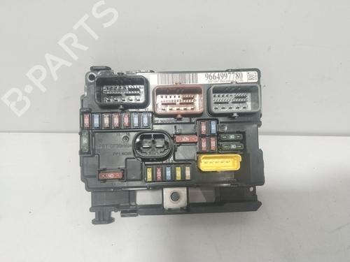 Used Fuse box Fuse box 37425287 37425287