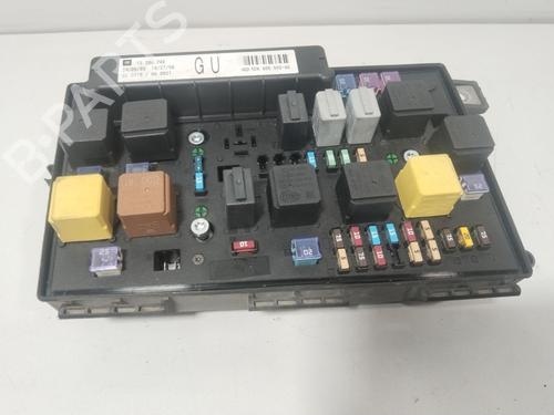 Used Fuse box Fuse box 37613348 37613348