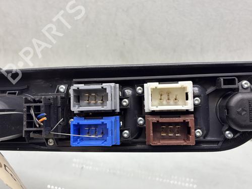 Used Left front window switch Left front window switch RENAULT LAGUNA I Grandtour (K56_) 1.6 16V (K568) (107 hp) 33830266 33830266