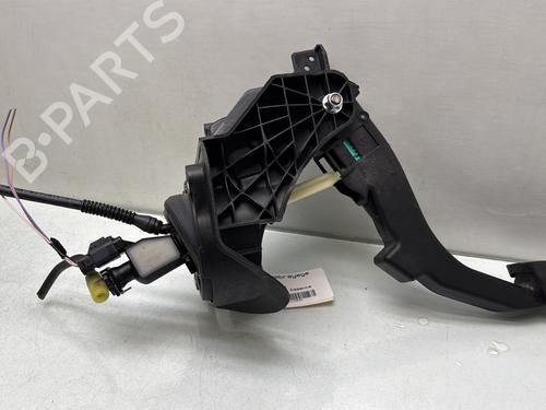 Used Clutch pedal Clutch pedal PEUGEOT 5008 II (MC_, MJ_, MR_, M4_) 1.2 THP (MRHNYH, MRHNYW, MRHNSJ, MRHNSU, MRHNSM) (131 hp) 32527735 32527735