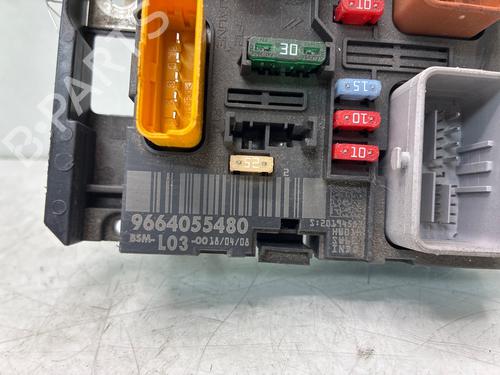 Used Fuse box Fuse box 37498323 37498323