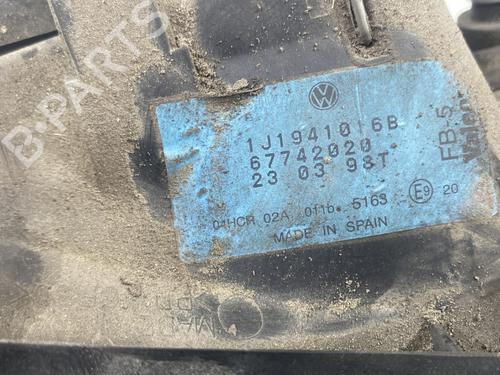 Used Right headlight Right headlight VW GOLF IV (1J1) 1.9 SDI (68 hp) 32524473 32524473