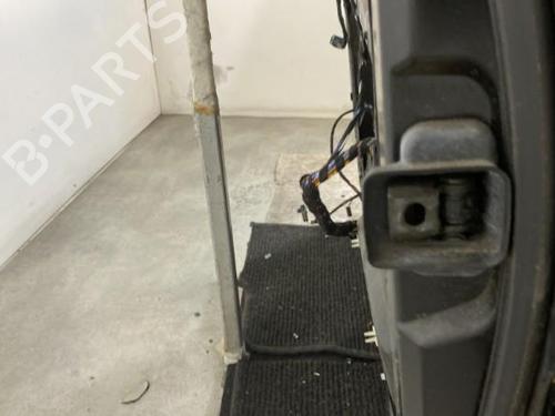 Left front door LAND ROVER RANGE ROVER III (L322) 4.4 4x4 LR011697