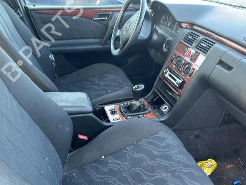 Brugte MERCEDES-BENZ E-CLASS (W210)  E 220 CDI (210.006)  1802939
