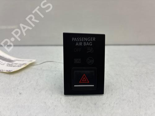 warning-switch-vw-golf-vii-5g1-bq1-be1-be2-2012-2013-2014-2015-2016-2017-2018-2019-2020-2021-36338872 main image