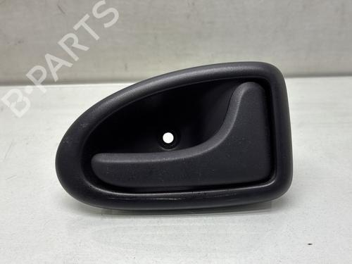 Maneta interior delantera derecha Maneta interior delantera derecha RENAULT CLIO II (BB_, CB_) 1.5 dCi (B/CB07) (65 hp) 33841717 33841717