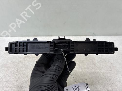warning-switch-peugeot-rcz-2010-2011-2012-2013-2014-2015-23987154 main image