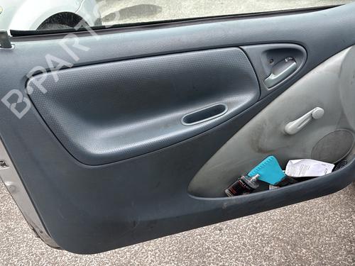 Brugte TOYOTA YARIS (_P1_) 1.0 (SCP10_, SCP10R) 4556139