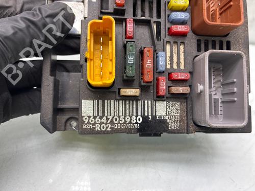 Used Fuse box Fuse box 37075758 37075758