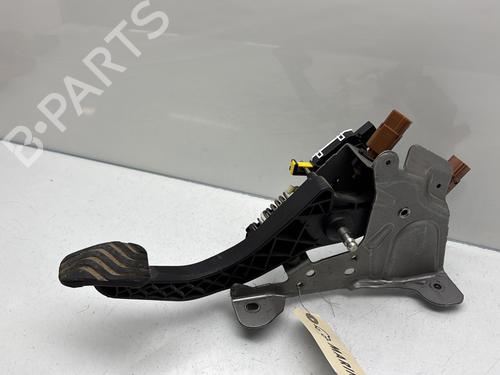 Used Clutch pedal RENAULT KADJAR (HA_, HL_) 1.6 dCi 130 4x4 (HLA4) (130 hp) 31039701