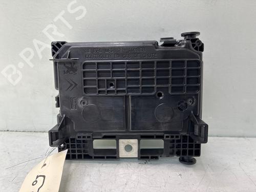 Used Fuse box Fuse box 37525406 37525406