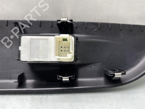Used Right front window switch Right front window switch OPEL CORSA F (P2JO) 1.2 (68) (101 hp) 31354424 31354424