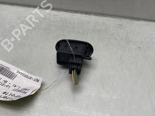 Used Right front window switch Right front window switch PEUGEOT 1007 (KM_) 1.4 (75 hp) 33427519 33427519
