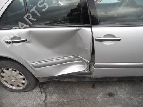Brugte MERCEDES-BENZ E-CLASS (W210)  E 220 CDI (210.006)  1810228