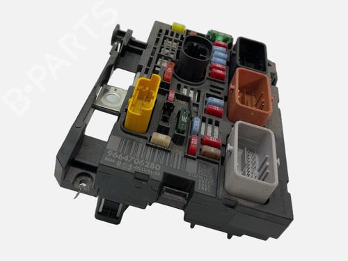 Used Fuse box Fuse box PEUGEOT 308 I (4A_, 4C_) 1.6 HDi (109 hp) 39902287 39902287