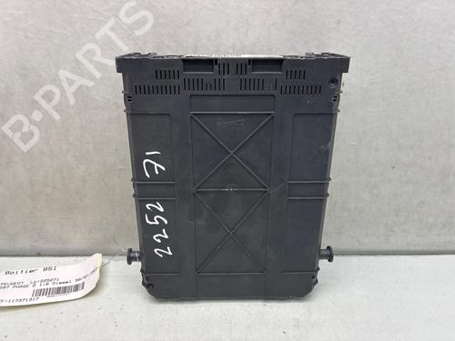 Used Fuse box Fuse box 37663795 37663795