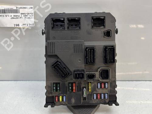 Used Fuse box Fuse box 32725235 32725235