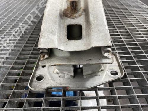 Used Front bumper reinforcement Front bumper reinforcement 19953846 19953846