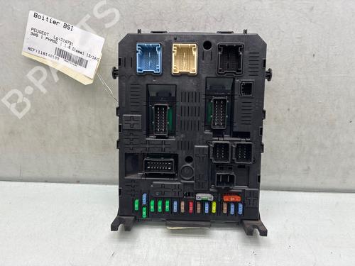 Used Fuse box Fuse box 37075732 37075732