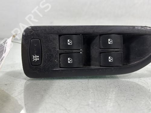 Interrupteur de vitre avant gauche RENAULT LAGUNA II (BG0/1_) 1.9 dCi (107 hp) 28704911