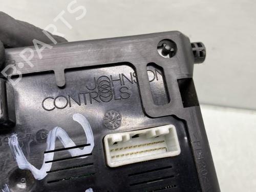 Used Fuse box RENAULT CLIO III (BR0/1, CR0/1) 1.5 dCi (BR17, CR17) (86 hp) 19957602
