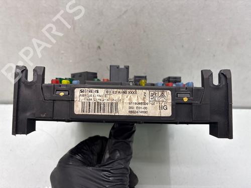 Used Fuse box Fuse box 38515281 38515281