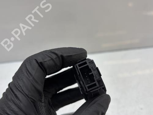 switch-volvo-v40-hatchback-525-2012-2013-2014-2015-2016-2017-2018-2019-32745505 main image