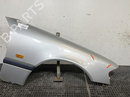 Guarda-lamas direito MERCEDES-BENZ C-CLASS (W202) C 220 D (202.121) (95 hp) 32168503