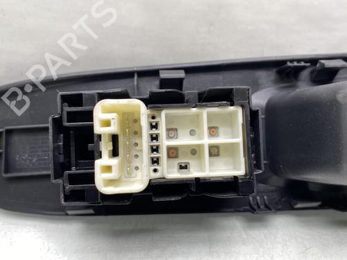 Used Right front window switch Right front window switch TOYOTA YARIS (_P13_) 1.5 Hybrid (NHP130_, NHP130) (101 hp) 21490541 21490541