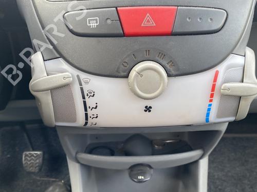 Brugte PEUGEOT 107 (PM_, PN_) 1.0 (68 hp) 4353968