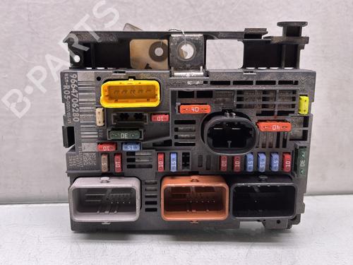Caja reles / fusibles PEUGEOT 308 I (4A_, 4C_) 1.6 HDi (109 hp) 28704923