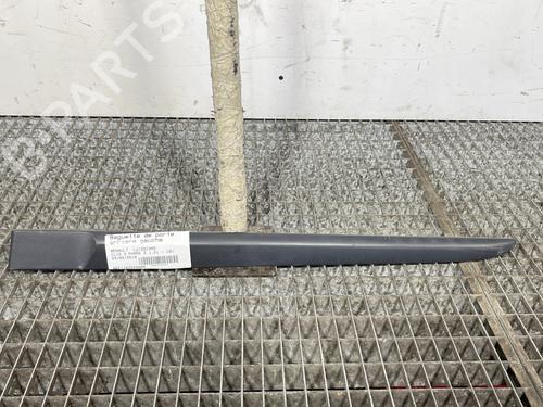 Used Door moulding trim RENAULT CLIO III (BR0/1, CR0/1) 1.2 16V (BR0R, BR1D, BR1L, CR0R) (65 hp) 28475706